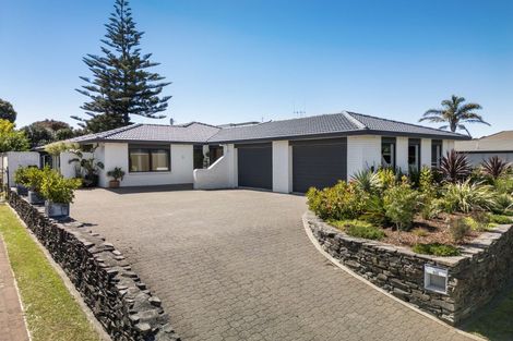 Photo of property in 111 Dickson Road, Papamoa Beach, Papamoa, 3118