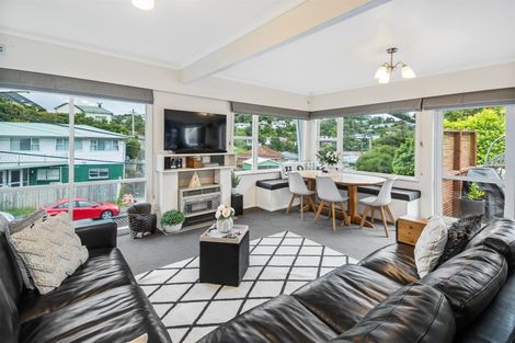 Photo of property in 19 Black Rock Road, Newlands, Wellington, 6037