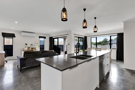 Photo of property in 15 Frederick Place, Whalers Gate, New Plymouth, 4310