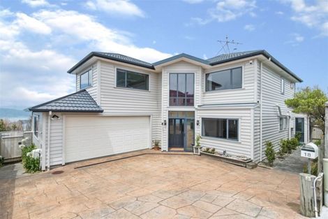 Photo of property in 18 Bennett Grove, Newlands, Wellington, 6037