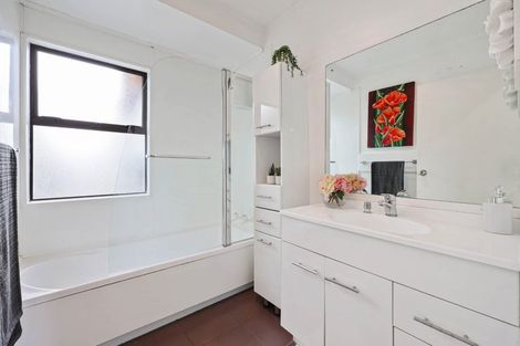 Photo of property in 2/34 Tupaki Place, Pakuranga Heights, Auckland, 2010