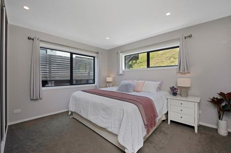 Photo of property in 42 Domett Street, Newlands, Wellington, 6037