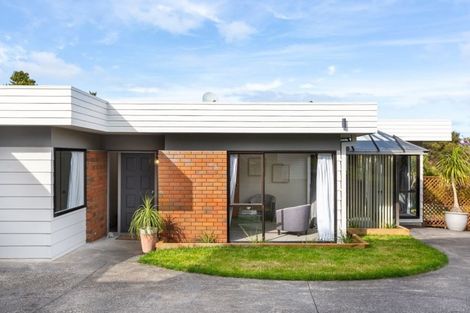 Photo of property in 2/26 Dudding Avenue, Northcote, Auckland, 0627