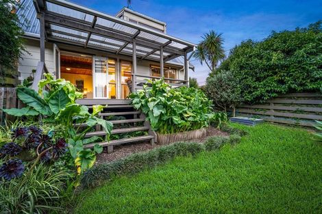 Photo of property in 1/143 Balmain Road, Birkenhead, Auckland, 0626