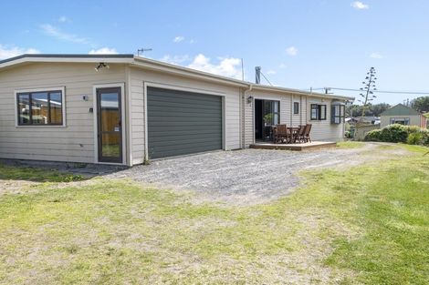 Photo of property in 28 Dewe Terrace, Foxton Beach, Foxton, 4815