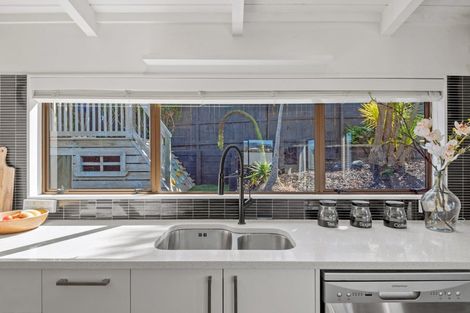 Photo of property in 2/31 Kiteroa Terrace, Rothesay Bay, Auckland, 0630