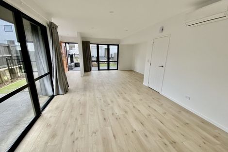 Photo of property in 17b Cessna Crescent, Mangere, Auckland, 2022