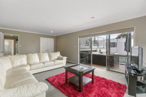 Photo of property in 62 Lagoon Way, West Harbour, Auckland, 0618