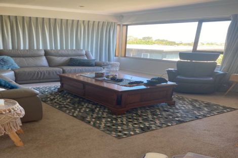 Photo of property in 1/18 Holdaway Avenue, Northcote, Auckland, 0627