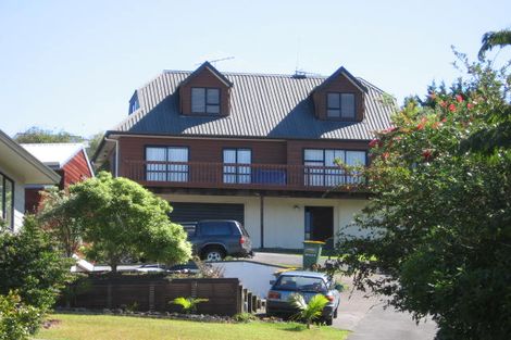 Photo of property in 1/5 Kirkdale Place, Northcross, Auckland, 0632
