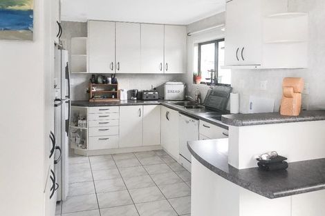 Photo of property in 18 Glencoe Road, Browns Bay, Auckland, 0630
