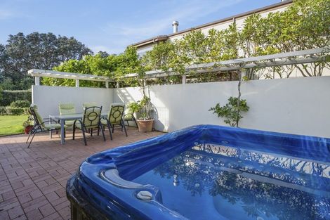 Photo of property in 1 Kawaroa Close, New Plymouth, 4310