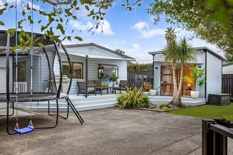 Photo of property in 2/9 London Street, Te Atatu Peninsula, Auckland, 0610