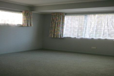 Photo of property in 16 Garcia Place, West Harbour, Auckland, 0618