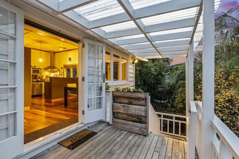 Photo of property in 13a Rodney Road, Northcote Point, Auckland, 0627