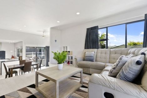 Photo of property in 18 Javelin Place, West Harbour, Auckland, 0618