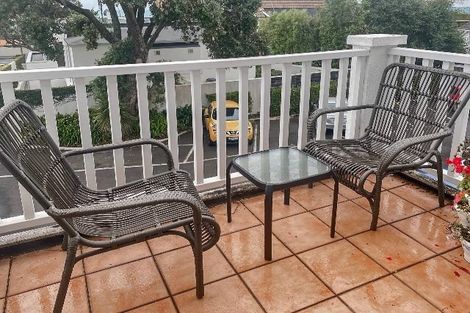 Photo of property in 19/72 Kitchener Road, Milford, Auckland, 0620