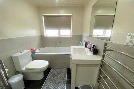 Photo of property in 106a Simpson Road, Henderson Valley, Auckland, 0614