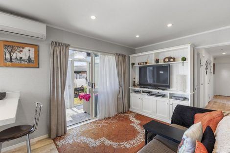 Photo of property in 27 Brookesmith Drive, Waiuku, 2123