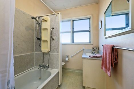 Photo of property in 210a Grove Road, Mayfair, Hastings, 4122