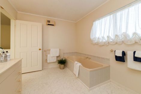Photo of property in 14 Balcairn Place, Terrace End, Palmerston North, 4410