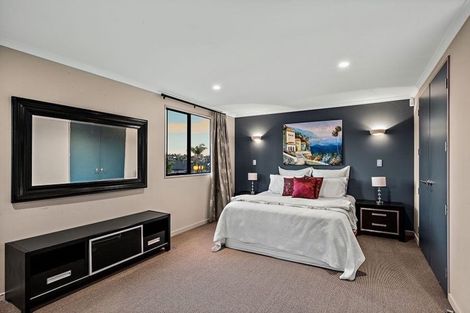 Photo of property in 6 Lupetti Rise, West Harbour, Auckland, 0618