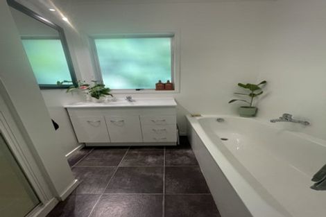 Photo of property in 35 Hollywood Avenue, Titirangi, Auckland, 0604