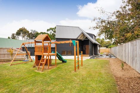 Photo of property in 11 Hillgrove Place, Fitzherbert, Palmerston North, 4410