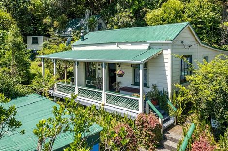 Photo of property in 80 Oxford Terrace, Coromandel, 3506