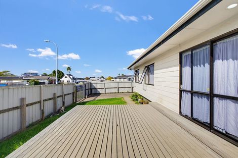 Photo of property in 2/31 Solveig Place, Randwick Park, Auckland, 2105