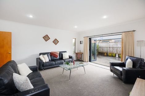 Photo of property in 1 Sycamore Crescent, Fitzherbert, Palmerston North, 4410