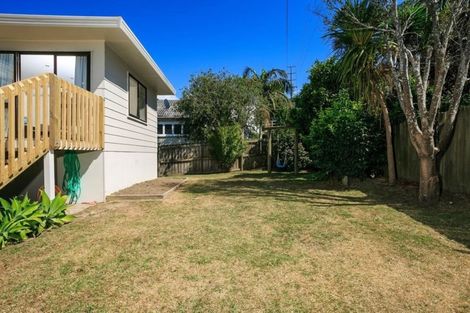 Photo of property in 2/12 Remus Place, Totara Vale, Auckland, 0629