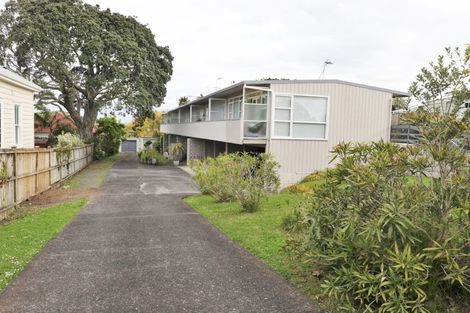 Photo of property in 4/77 Old Lake Road, Narrow Neck, Auckland, 0624
