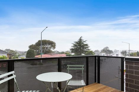 Photo of property in 1/1 Fruitvale Road, New Lynn, Auckland, 0600