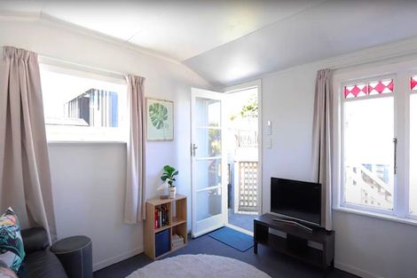 Photo of property in 71 Golf Road, New Lynn, Auckland, 0600