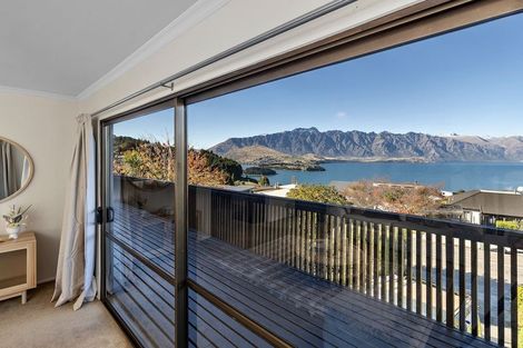 Photo of property in 44 Wynyard Crescent, Fernhill, Queenstown, 9300