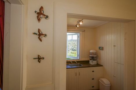 Photo of property in 21 Seaview Road, Cable Bay, 0420