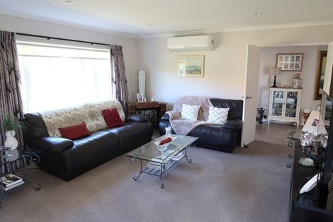 Photo of property in 36 Gillett Place, Botany Downs, Auckland, 2014