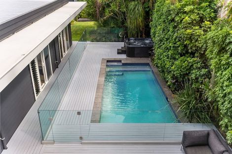 Photo of property in 20 Marine Parade, Mellons Bay, Auckland, 2014