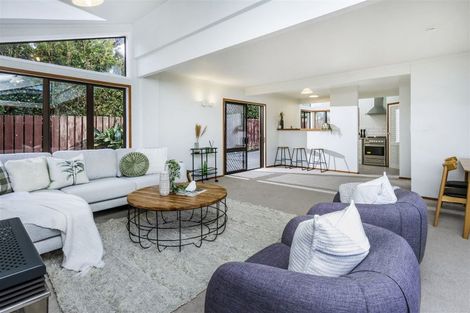 Photo of property in 1/3 Holdaway Avenue, Northcote, Auckland, 0627