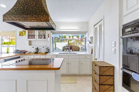 Photo of property in 2 Ravenstone Place, Chatswood, Auckland, 0626