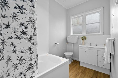 Photo of property in 76 Williams Street, Cambridge, 3434