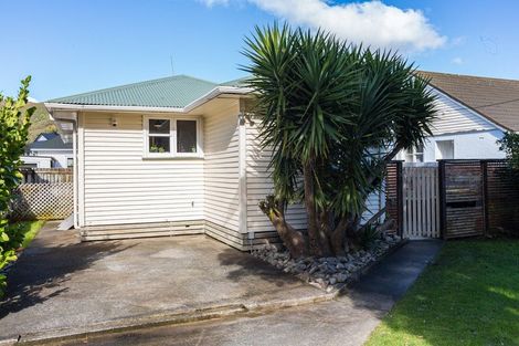 Photo of property in 121 Cambridge Terrace, Fairfield, Lower Hutt, 5011