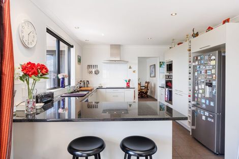 Photo of property in 27 Ruapehu Drive, Fitzherbert, Palmerston North, 4410