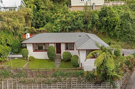 Photo of property in 23 Governor Road, Northland, Wellington, 6012