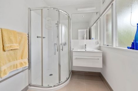 Photo of property in 1/126a Vauxhall Road, Narrow Neck, Auckland, 0624