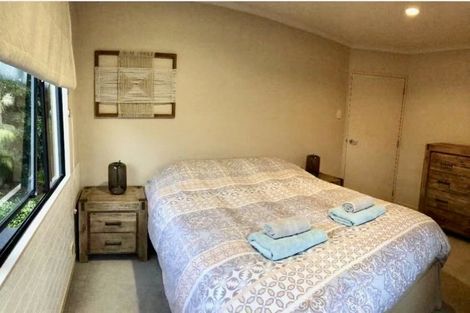 Photo of property in 16 Provence Esplanade, Te Atatu Peninsula, Auckland, 0610