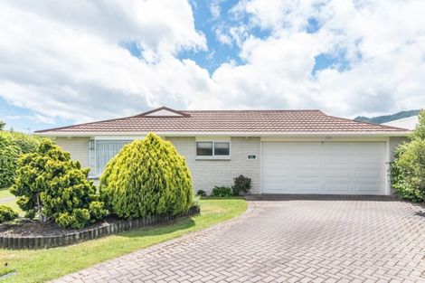 Photo of property in 42 Rewarewa Crescent, Waikanae, 5036