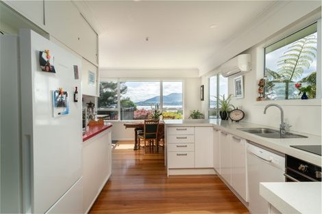 Photo of property in 6 Earle Place, Acacia Bay, Taupo, 3330