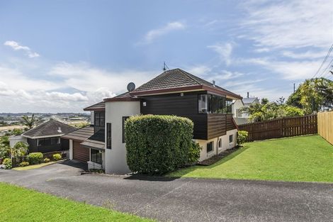 Photo of property in 2/142 Sunset Road, Unsworth Heights, Auckland, 0632